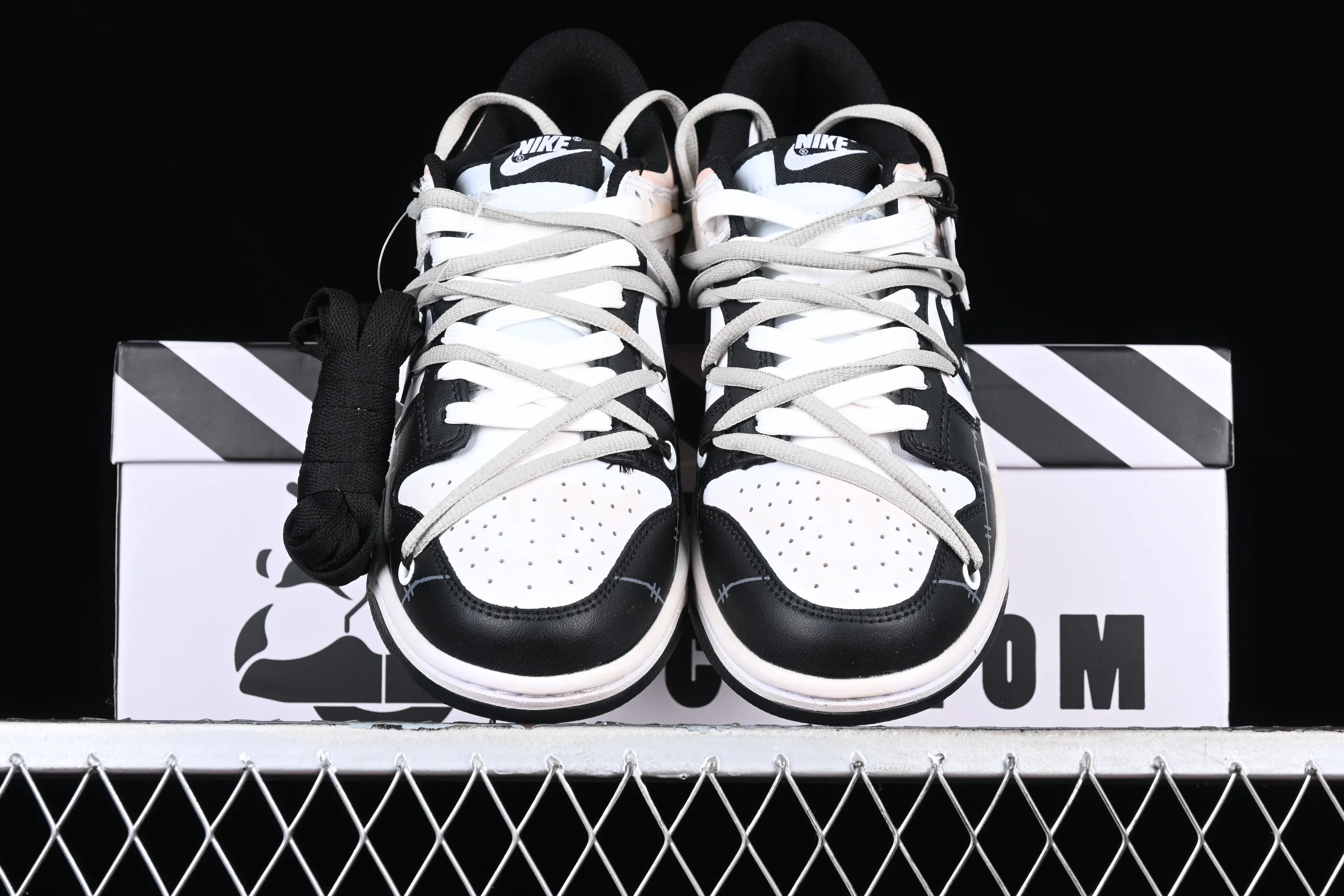 All Categories Nk SB Dunk Series Nk SB Dunk Low Low-top sneakers Customized large box Nk Dunk Low DaVinci custom Robinson SB strappy low-top casual sneakers CW1590-100